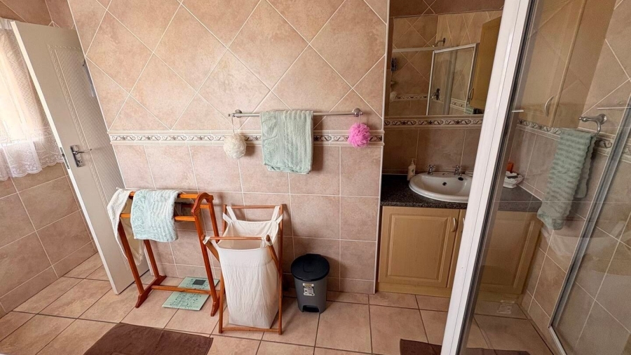 3 Bedroom Property for Sale in Fraaiuitsig Western Cape